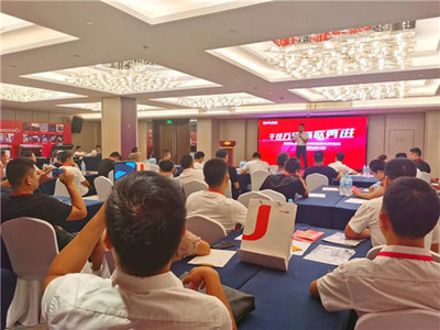 佳歌集成灶八月峰會首站告捷，濟南財富峰會滿帆啟航，引領建材家居新潮流